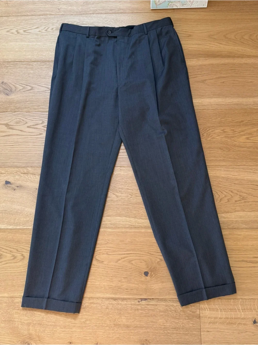 Jos. A Bank Men’s 2B signature suit medium grey narrow strip size 46X